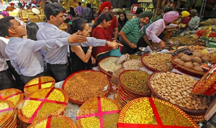 Survey: महंगाई ने फीकी की दिवाली, इस बार 43 फीसदी कम खर्च करेगा आम आदमी Survey: महंगाई ने फीकी की दिवाली, इस बार 43 फीसदी कम खर्च करेगा आम आदमी- India TV Paisa