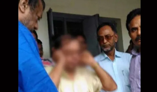 बांग्लादेश में हिंदू प्रिन्सिपल की पिटाई, कान पकड़कर उठक-बैठक कराई ढाका- India TV Hindi