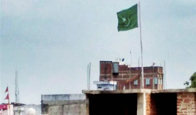 बिहार: नीतीश के गृह जिले में लहराया पाकिस्तानी झंडा, विपक्ष बिफरा Pakistan Flag- India TV Hindi