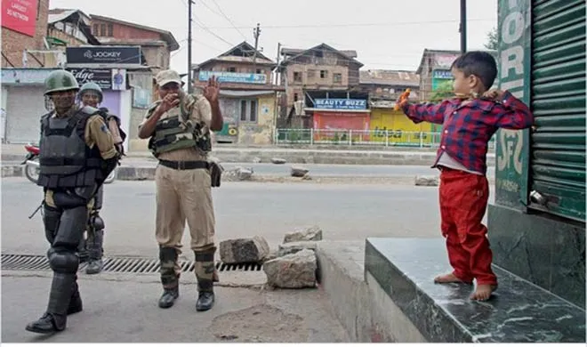 सुरक्षाकर्मियों पर ग़ुलेल ताने कश्मीरी बच्चे का फ़ोटो हुआ वायरल Kashmiri kid- India TV Hindi