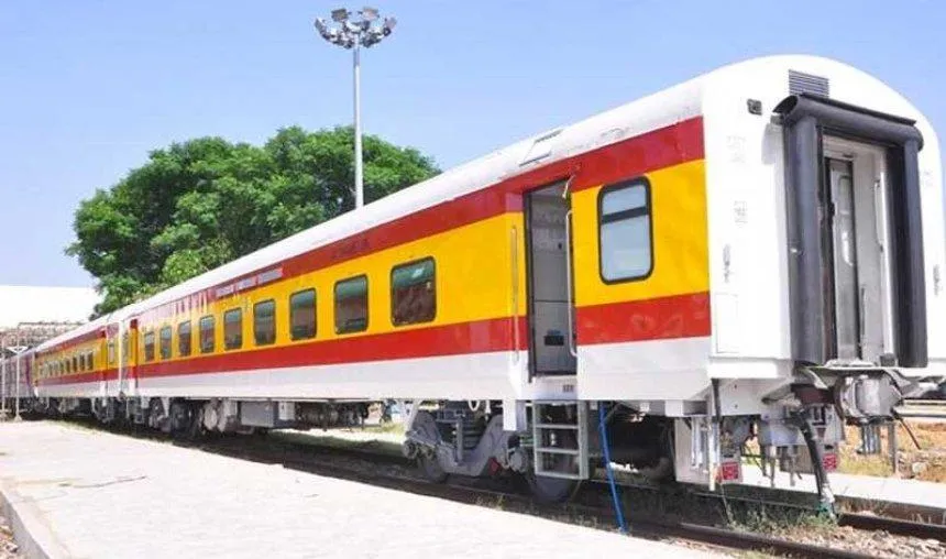 हमसफर ट्रेन की सीट से स्क्रीन तक सब है हाईटेक, सफर के दौरान मिलेंगी शाही ट्रेन जैसी सुविधाएं हमसफर ट्रेन की सीट से स्क्रीन तक सब है हाईटेक, सफर के दौरान मिलेंगी शाही ट्रेन जैसी सुविधाएं- India TV Hindi