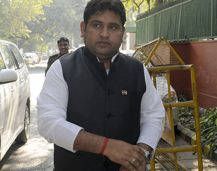 सीडी कांड में फंसे संदीप कुमार को आम आदमी पार्टी ने निलंबित - India TV ...
