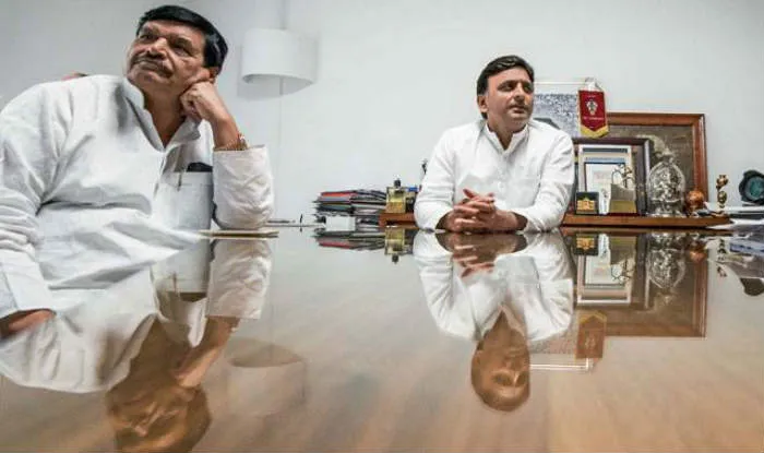 मंच पर अखिलेश-शिवपाल में हुई हाथा-पाई, सुरक्षाकर्मियों ने किया बीच-बचाव Akhilesh-Shivpal- India TV Hindi