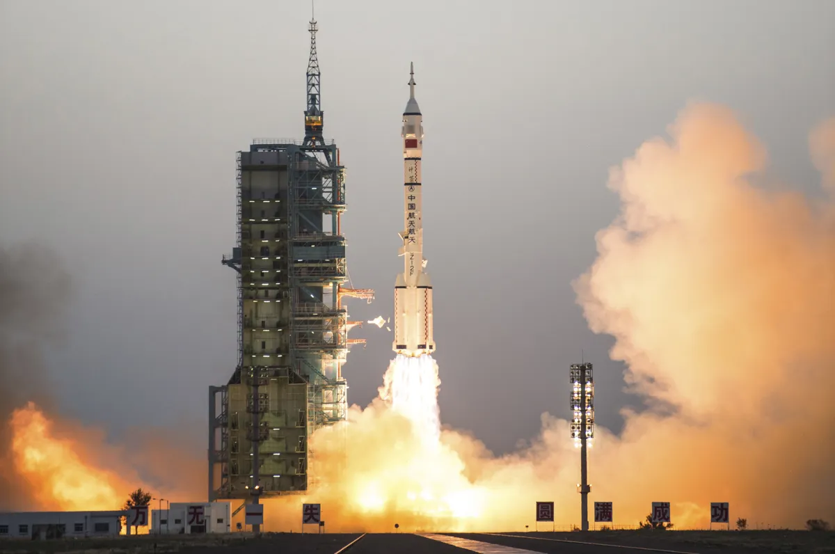 चीन ने सबसे लंबे मानवयुक्त अंतरिक्ष अभियान का किया प्रक्षेपण China's Shenzhou 11 spaceship onboard a Long March-2F...- India TV Hindi
