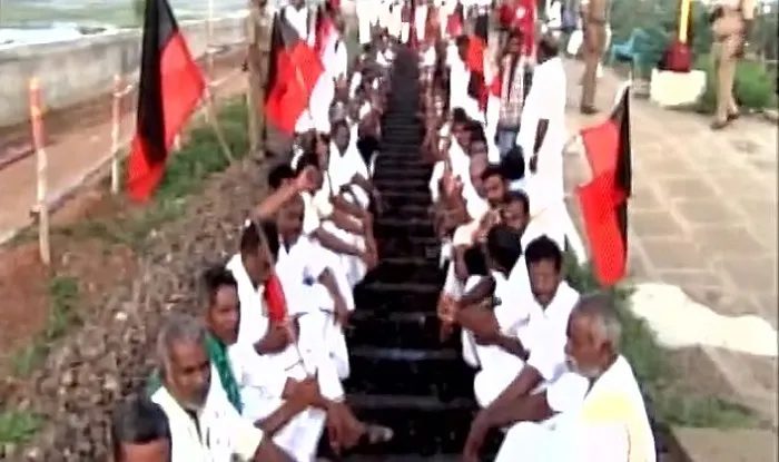 कावेरी विवाद: तमिलनाडु में विपक्षी दलों ने किया रेल रोको प्रदर्शन Cauvery dispute, Rail roko protest, Tamilnadu- India TV Hindi