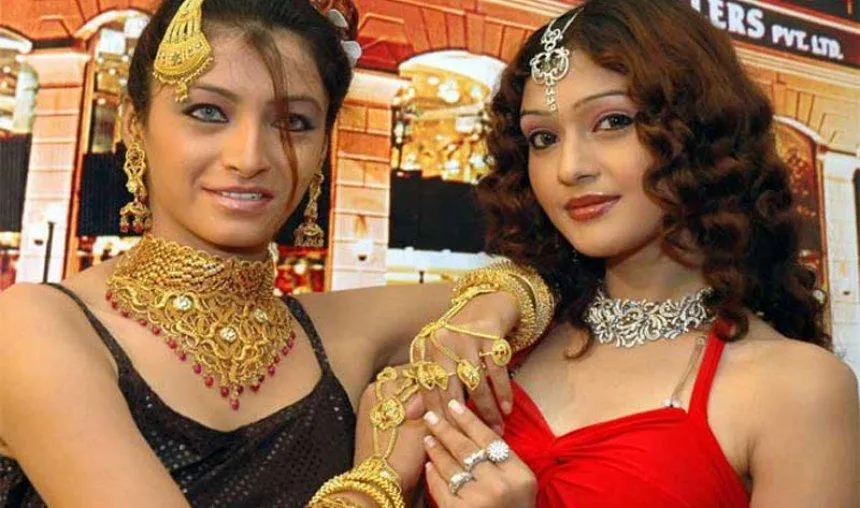 Curb On Black Money : सरकार की सोना रखने पर किसी प्रतिबंध की योजना नहीं, खबरों को बताया अफवाह Curb On Black Money : सरकार की सोना रखने पर किसी प्रतिबंध की योजना नहीं, खबरों को बताया अफवाह- India TV Paisa