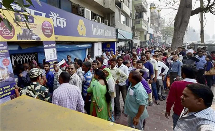बैंकों के बाहर खड़े दो और लोगों की मौत, देशभर में अफ़रातफ़री queue- India TV Hindi