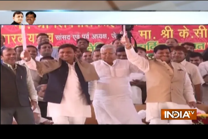सपा सिल्वर जुबली समारोह में अखिलेश ने उठाई, शिवपाल ने खींची तलवार Sp silver jubilee function- India TV Hindi
