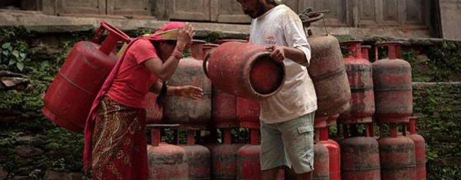 मणिपुर में मिल रहा है 3000 रुपए का रसोई गैस सिलेंडर , जानिए क्या है पूरा मामला मणिपुर में मिल रहा है 3000 रुपए का रसोई गैस सिलेंडर , जानिए क्या है वजह- India TV Paisa