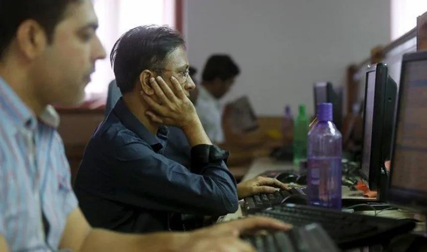 देश के सबसे बड़े निवेशक ने 15 कंपनियों में बेचे 56,000 करोड़ रुपए के शेयर, जानिए आगे क्या हो स्ट्रैटेजी देश के सबसे बड़े निवेशक ने इन 15 शेयरों में की 56 हजार करोड़ की बिकवाली, जानिए अब क्या करें निवेशक- India TV Paisa