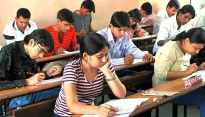 नकल पर योगी सरकार ऐक्शन में, 54 सेंटर की परीक्षा रद्द, 7 जिला अधिकारियों को नोटिस UP Board Exam- India TV Hindi