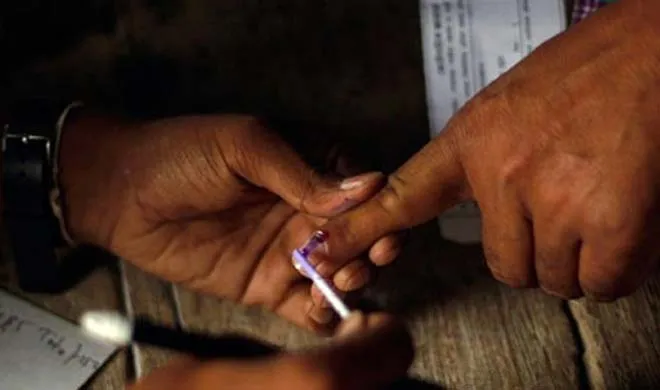 UP Elections 2017: 'लाल गलियारे' में नक्सलवाद की छाया के बीच 'विश्वास की पर्ची' UP Elections 2017- India TV Hindi