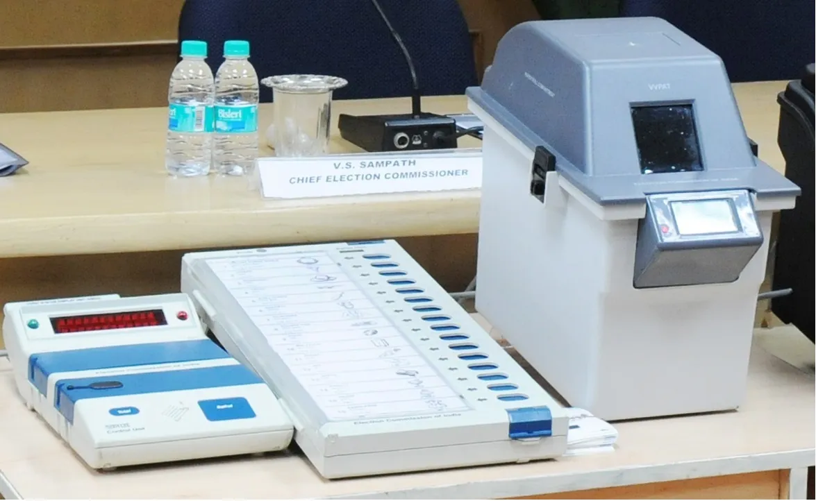 EVM में गड़बड़ी: कोई भी बटन दबाने पर वोट बीजेपी को, EC ने मांगी रिपोर्ट EVM- India TV Hindi