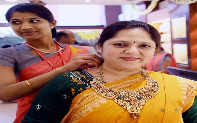 अक्षय तृतीया की खरीद से बढ़ी सोने की कीमत, चांदी में आई 200 रुपए की गिरावट- India TV Paisa