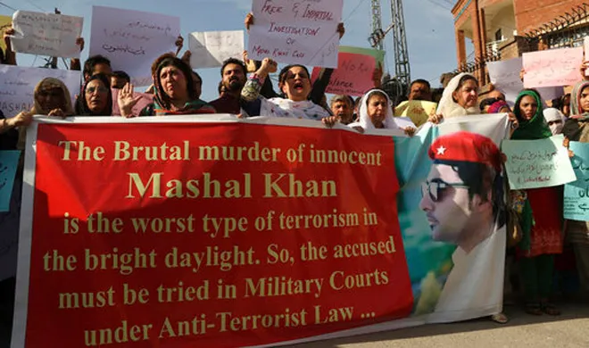 पाकिस्तान: ईशनिंदा के आरोप में छात्र मशाल खान की हत्या के खिलाफ प्रदर्शन Mashal Khan Protest | AP- India TV Hindi