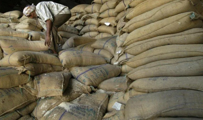 FCI के महाराष्ट्र स्थित गोदामों में देश का 90 फीसदी से ज्यादा खाद्यान्न हो रहा है खराब FCI के महाराष्ट्र स्थित गोदामों में देश का 90 फीसदी से ज्यादा खाद्यान्न हो रहा है खराब- India TV Hindi