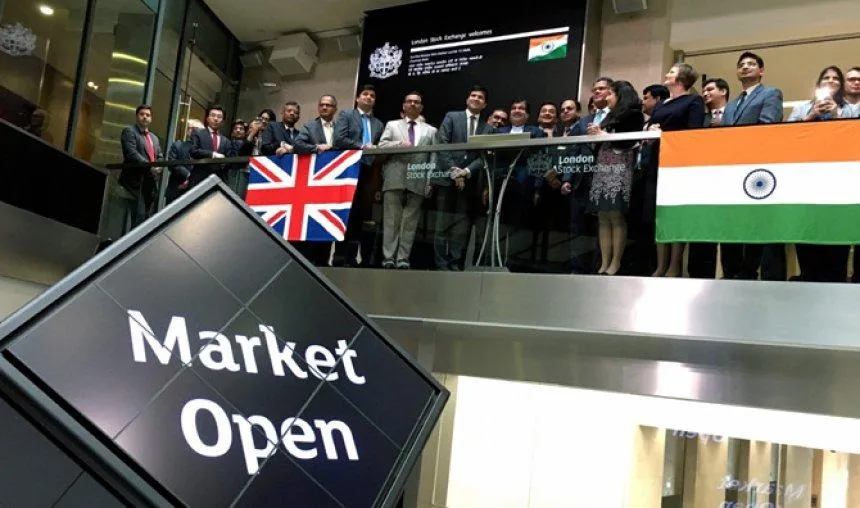 गडकरी ने ब्रिटेन में NHAI का पहला मसाला बॉन्ड किया पेश, लंदन स्टॉक एक्सचेंज की बजाई ओपनिंग बैल- India TV Paisa