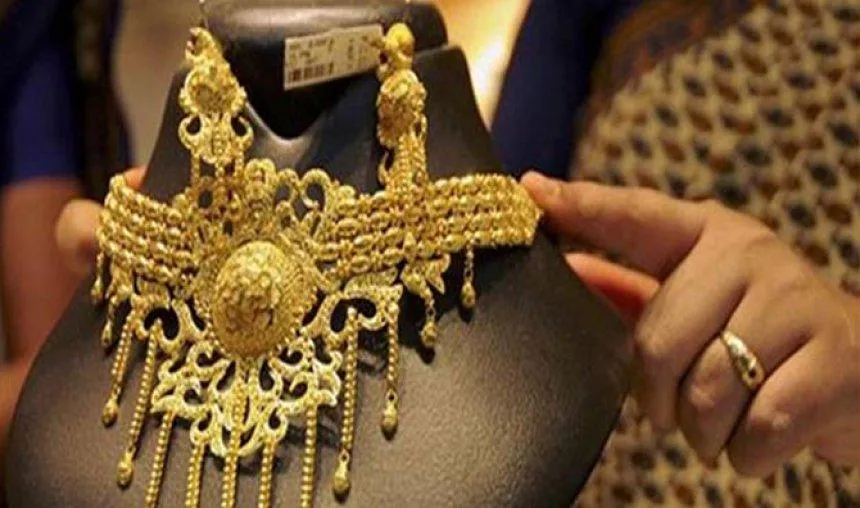 3 दिन की तेजी के बाद फिर सस्ता हुआ सोना, GST से पहले चांदी के भाव 200 रुपए लुढ़के 3 दिन की तेजी के बाद फिर सस्ता हुआ सोना, GST से पहले चांदी के भाव 200 रुपए लुढ़के- India TV Paisa