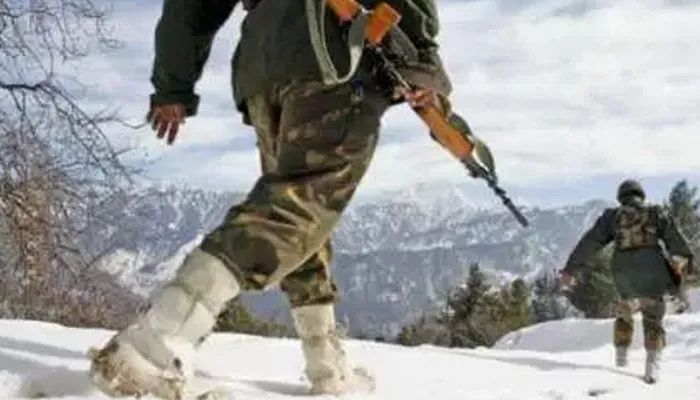 भारत-चीन सीमा पर बढ़ा तनाव, तैनात किए 3000 सैनिक, किया युद्धक टैंक का परीक्षण india-china- India TV Hindi