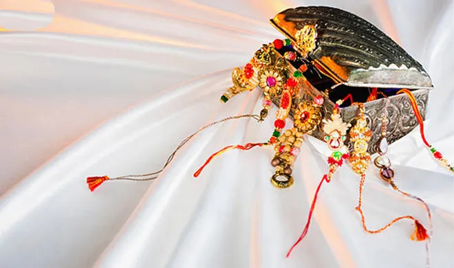 Raksha Bandhan 2017: रक्षाबंधन में सिर्फ आपके लिए ही गिफ्ट क्यों, भाई को भी दें स्पेशल गिफ्ट rakhi 2017: gift ideas for brother- India TV Hindi