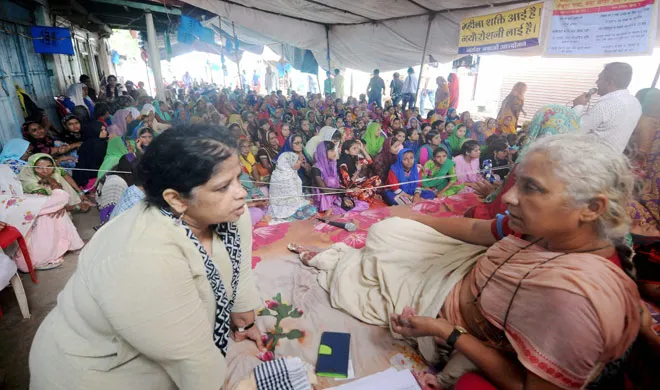 मध्य प्रदेश: पुलिस ने अनशन पर बैठी मेधा पाटकर को धरना स्थल से जबरन उठाया medha patkar- India TV Hindi