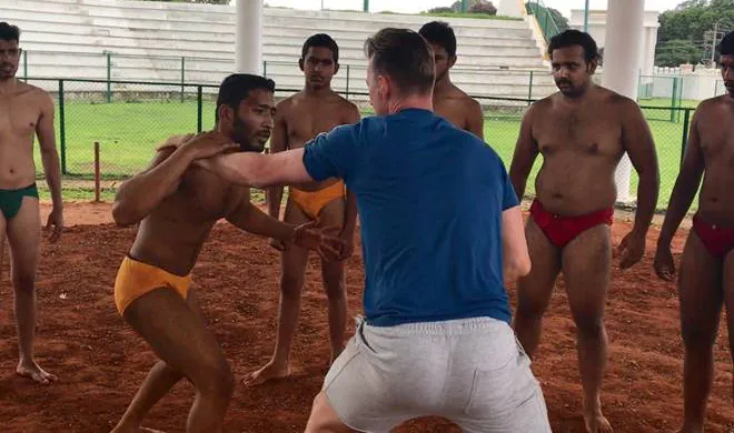 VIDEO: क्रिकेट स्टेडियम को छोड़ अखाड़े पहुंचे ब्रेट ली, पहलवान को कर दिया 30 सेकेंड में चित brett lee- India TV Hindi