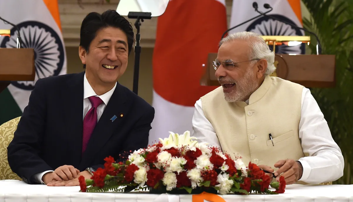 पीएम मोदी और शिंजो आबे का अहमदाबाद में रोड शो, साबरमती आश्रम में बापू को दी श्रद्धांजलि shinzo-abe-narendra-modi- India TV Hindi