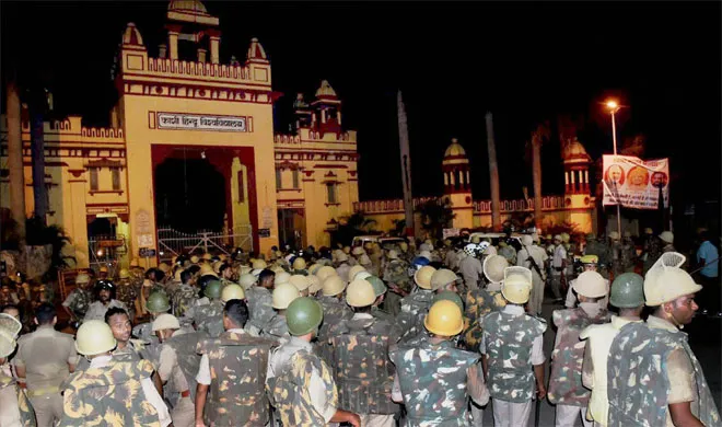 वाराणसी: BHU गेट पर सपा कार्यकर्ताओं का प्रदर्शन, पुलिस से धक्का-मुक्की BHU Protest- India TV Hindi
