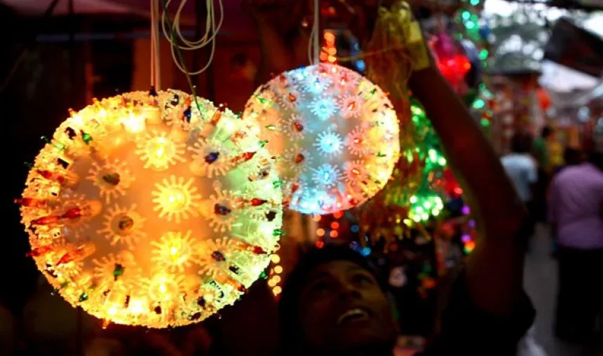 दिवाली से पहले मेड इन इंडिया लड़ियां मार्केट में पहुंची, चीन के माल को मिलेगी कड़ी टक्कर लेकिन कीमत कुछ ज्यादा दिवाली से पहले मेड इन इंडिया लड़ियां मार्केट में पहुंची, चीन के माल को मिलेगी कड़ी टक्कर लेकिन कीमत कुछ ज्यादा- India TV Paisa