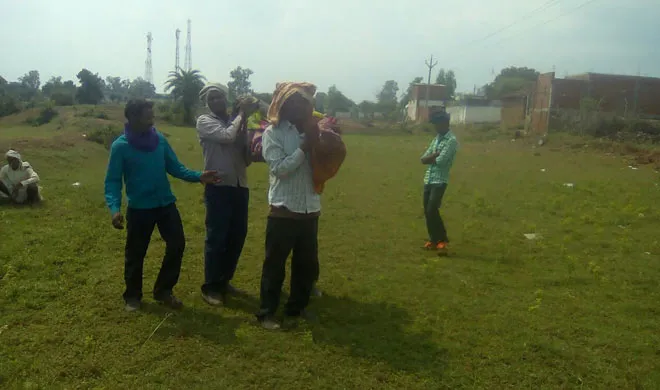 मप्र: एंबुलेंस नहीं मिली तो कंधे पर ढोया वृद्धा का शव, मानवाधिकार आयोग ने जवाब मांगा katni madhya pradesh- India TV Hindi