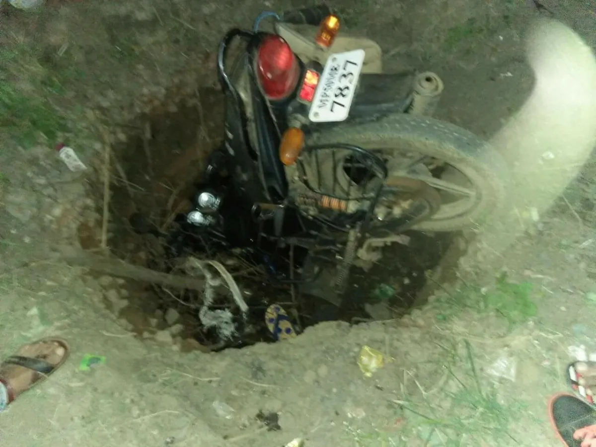 मध्य प्रदेश की सड़कों के गड्ढों में गिर जाते हैं राहगीर Madhya-Pradesh- India TV Hindi