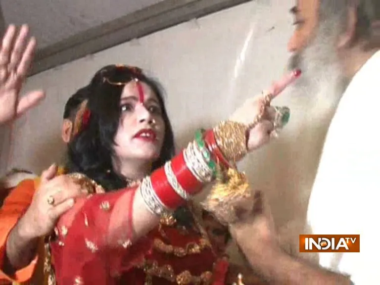 मीडिया के सवाल पर भड़क गई राधे मां, दे दी देख लेने की धमकी radhe-maa- India TV Hindi