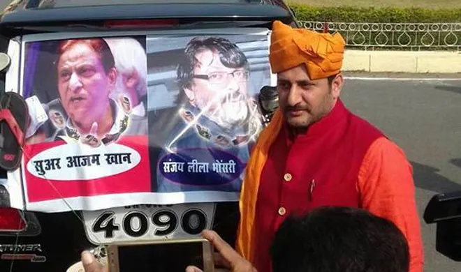 आजम खान के पोस्टर पर चप्पल लटकाकर विधानसभा पहुंचे बीजेपी MLA, जानें क्यों Neeraj Kumar Singh ‘Bablu’- India TV Hindi