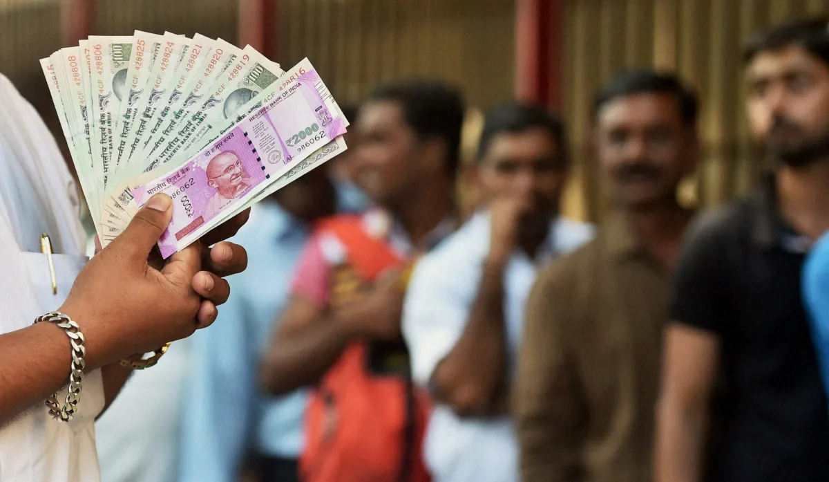 नोटबंदी का 1 साल: 'नोटयुद्ध' में पीएम मोदी का वीडियो प्रहार, राहुल गांधी का शायराना पलटवार Demonetisation-anniversary- India TV Hindi