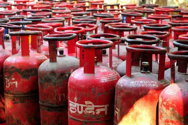 कार मालिकों से छिन सकती है LPG सब्सिडी, सरकार कर रही है इस योजना पर काम Domestic LPG Cylinder- India TV Paisa