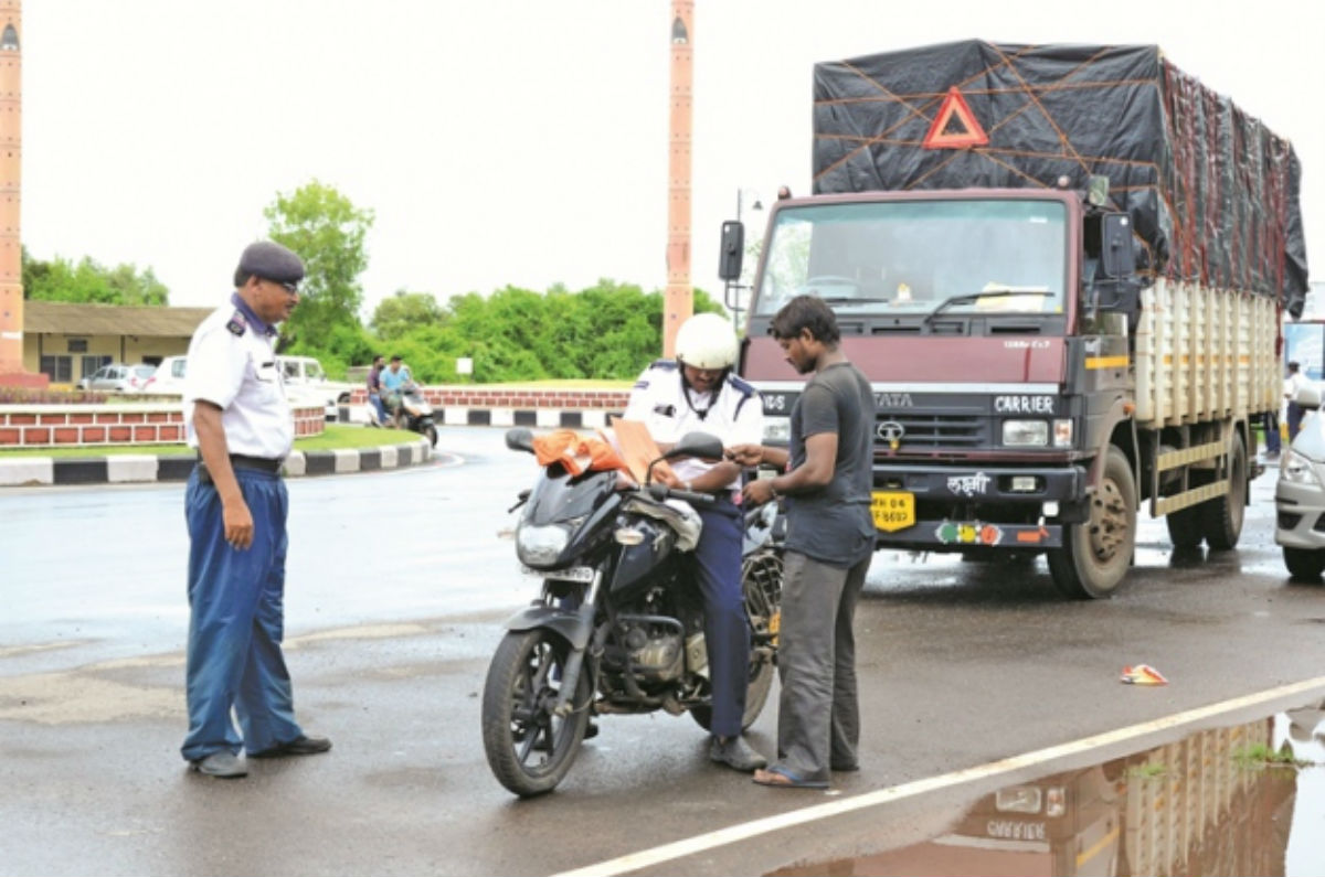 संसदीय समिति ने दिया सुझाव, ट्रैफिक पुलिस और क्षेत्रीय परिवहन ...