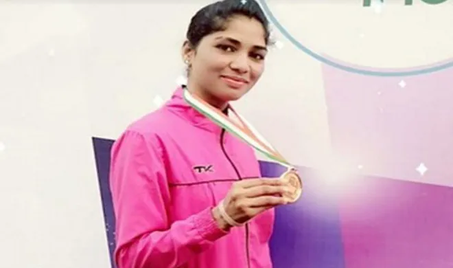 भोपाल: महिला हॉकी खिलाड़ी का परिवार खुले में शौच को मजबूर! hockey player- India TV Hindi