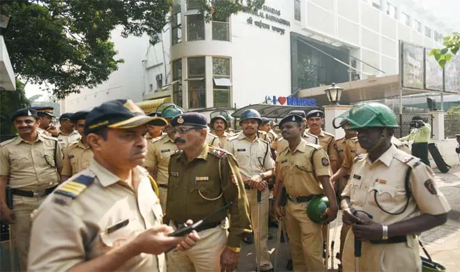मुंबई : पुलिस ने जिग्नेश मेवाणी और उमर खालिद का सम्मेलन रोका, तनाव Mumbai- India TV Hindi