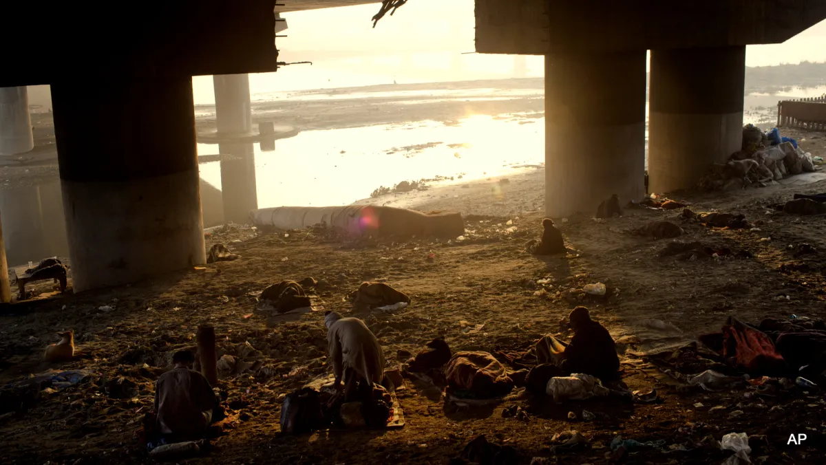 दिल्ली: सर्द रातों में बेघर लोगों का घर बना यमुना का किनारा Delhi-This-winter-banks-of-river-Yamuna-becomes-home-for-homeless- India TV Hindi