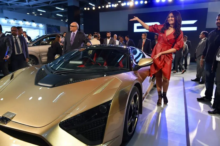 ऑटो एक्सपो में सोनाक्षी सिन्हा ने पेश की DC की नई कार TCA, कंपनी बनाएगी सिर्फ 299 यूनिट DC- India TV Paisa