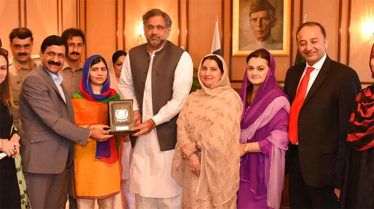 पाकिस्तान: स्वात घाटी में अपने घर पहुंचकर छलक उठीं मलाला की आंखें Malala Yousafzai with Shahid Khaqan Abbasi | AP Photo- India TV Hindi