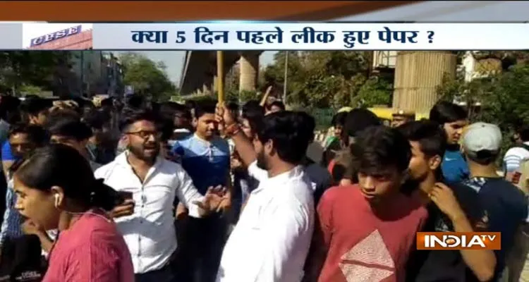 पेपर लीक कांड: दिल्ली में छात्रों का CBSE के ख़िलाफ़ हल्ला बोल <p>student protest against paper leak</p>- India TV Hindi