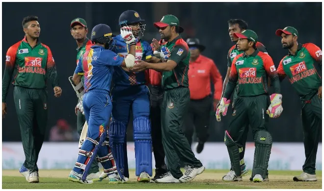 आखिरी ओवर में मचा जमकर बवाल, मैदान बन गया अखाड़ा, खिलाड़ियों में जमकर हुई बहसबाजी बांंग्लादेश और...- India TV Hindi