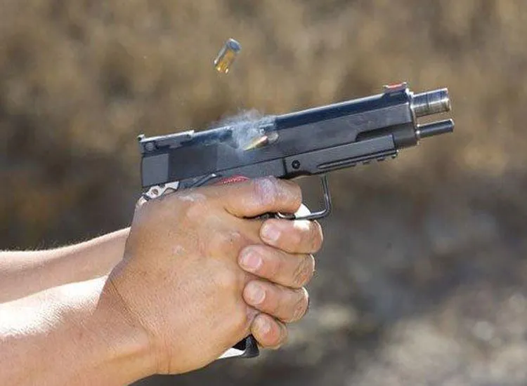 दारोगा ने थाने में हेड कांस्टेबल को सर्विस पिस्टल से मारी गोली, मौत <p>gun</p>- India TV Hindi