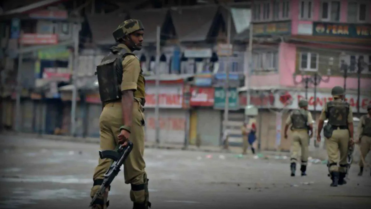 जम्मू एवं कश्मीर का पुलिसकर्मी हथियार समेत लापता Jammu-Kashmir cop goes missing with rifle, suspected to have deserted police- India TV Hindi