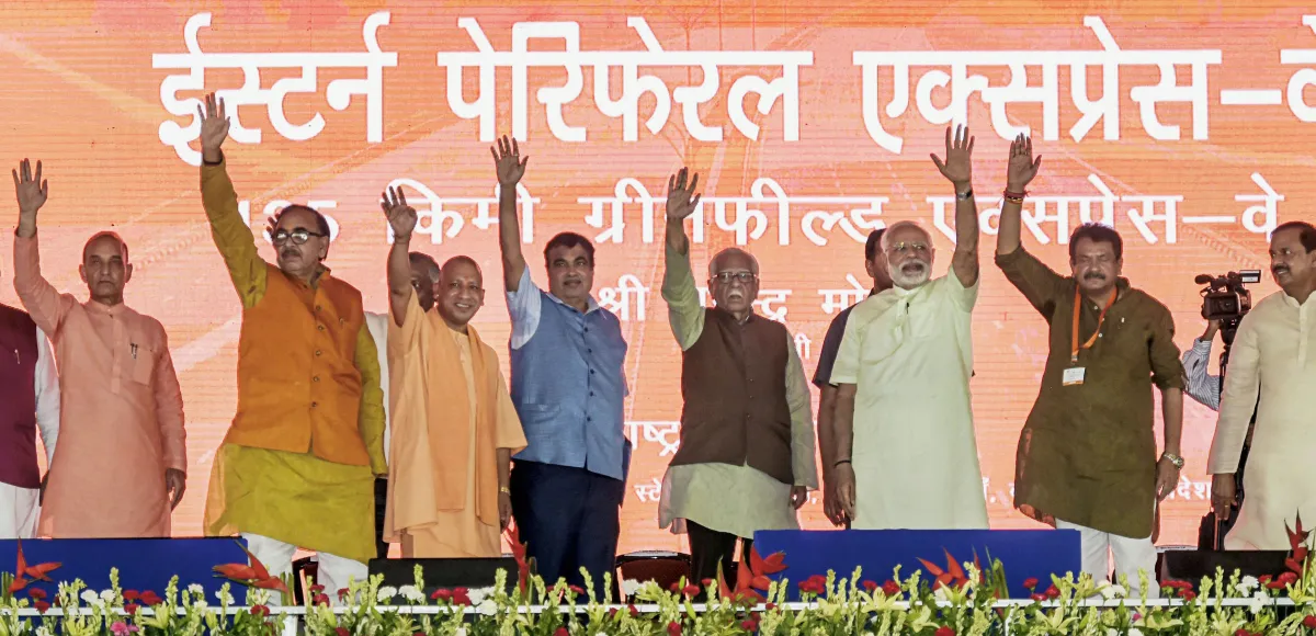 ईस्टर्न पेरिफेरल एक्सप्रेसवे के उद्घाटन भाषण में पीएम मोदी का जोरदार हमला, कहा- SC-ST एक्ट और किसानों के मुद्दे पर झूठ फैला रही है कांग्रेस <p>प्रधानमंत्री मोदी...- India TV Hindi