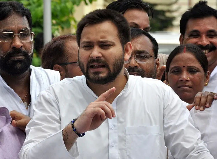 CM नीतीश पर तेजस्वी का तंज, 'डोनाल्ड ट्रंप से मांग रहे हैं क्या बिहार के लिए विशेष राज्य का दर्जा?' <p>तेजस्वी यादव</p>- India TV Hindi