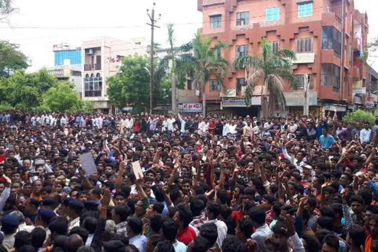 मंदसौर गैंगरेप: गुड़िया की हालत अब स्थिर, आरोपियों को फांसी की सजा के लिए सड़क पर उतरे लोग मंदसौर गैंगरेप: गुड़िया की हालत अब स्थिर, आरोपियों को फांसी की सजा के लिए सड़क पर उतरे लोग- India TV Hindi