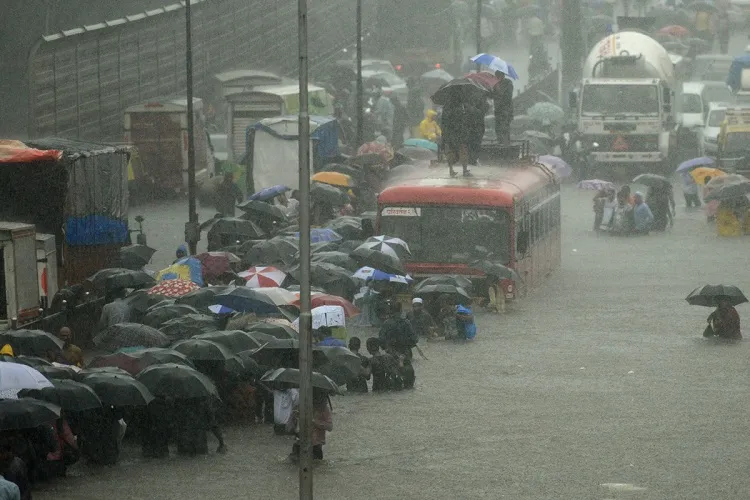 मानसून ने पकड़ी रफ्तार, तेज बारिश से गई 21 लोगों की जान मानसून ने पकड़ी रफ्तार, तेज बारिश से गई 21 लोगों की जान- India TV Hindi