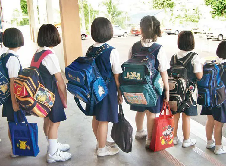 स्कूली बच्चे बोतल में बंद 'जहर' का हो रहे शिकार <p>school students</p>- India TV Hindi
